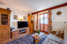 Wohnung 1 Wohnbereich mit Balkonzugang